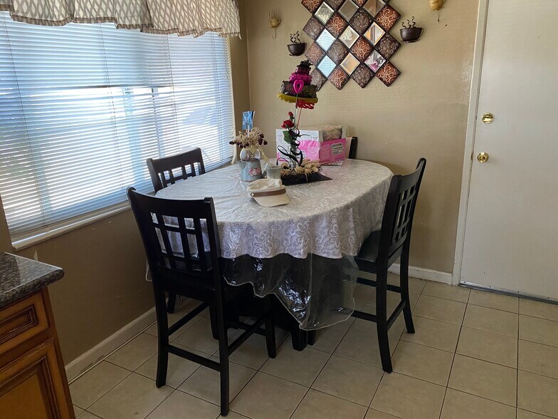 Kitchen table - 790 14th N St