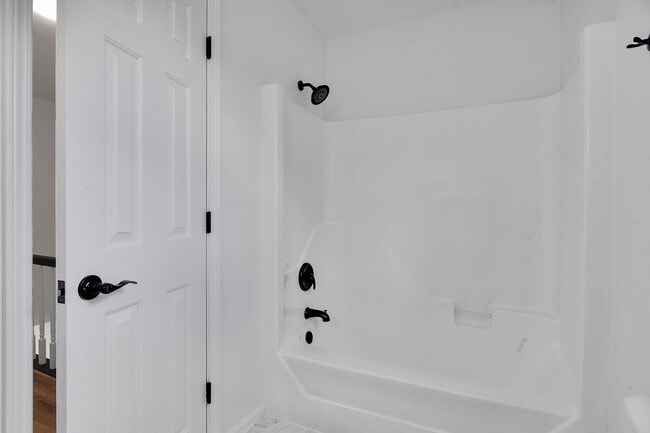 Building Photo - Gorgeous 4 bedroom, 3 1/2 bathroom home wi...