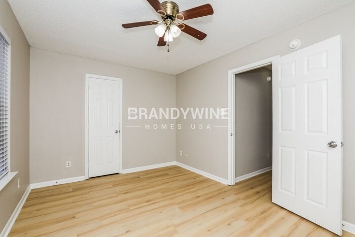 Building Photo - 4528 Connaught Dr E