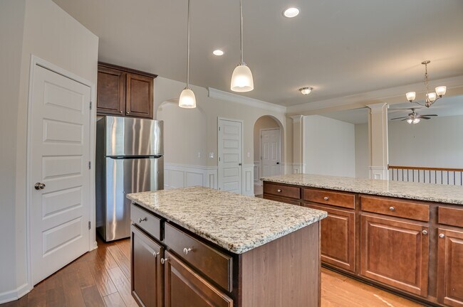 Building Photo - 5014 Vine Ln