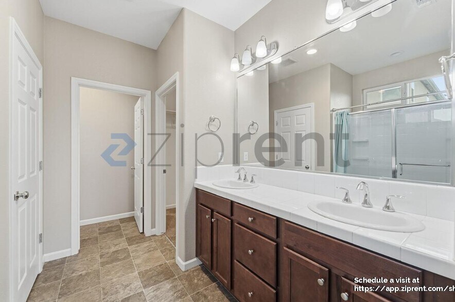 Building Photo - 4607 N Casey Ave