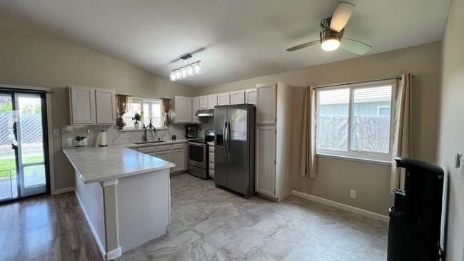 Building Photo - 2170 Cerra Vista Dr