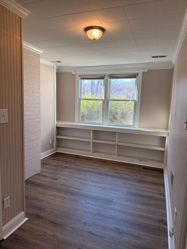 Building Photo - Cute Red Bank House