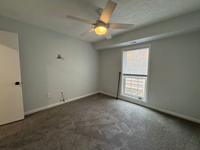 Building Photo - Sun-filled And Spacious 2 Bed 2 Bath Condo...