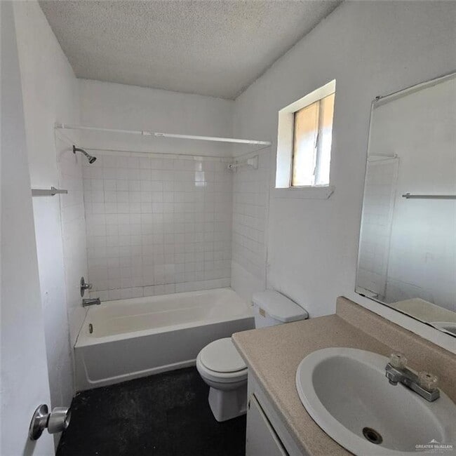 Building Photo - 9 W Roberts Ave