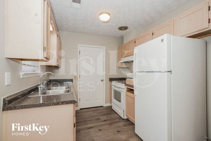 Building Photo - 6165 Pembroke Dr