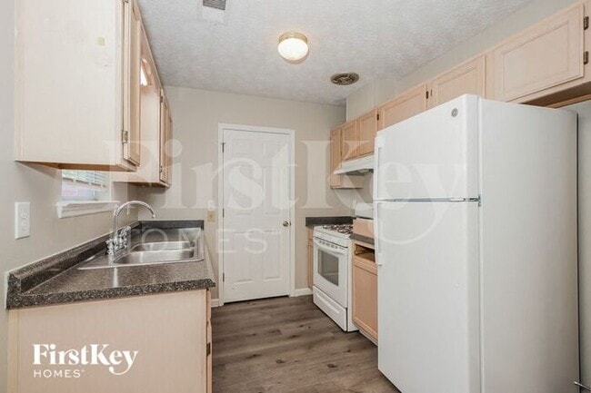 Building Photo - 6165 Pembroke Dr