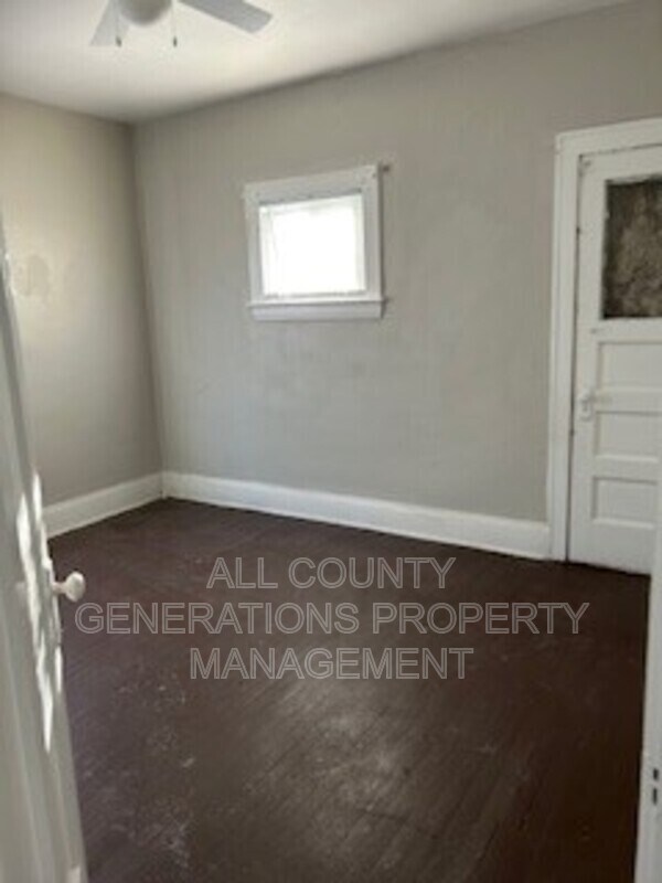 Building Photo - 3736 E 153rd St