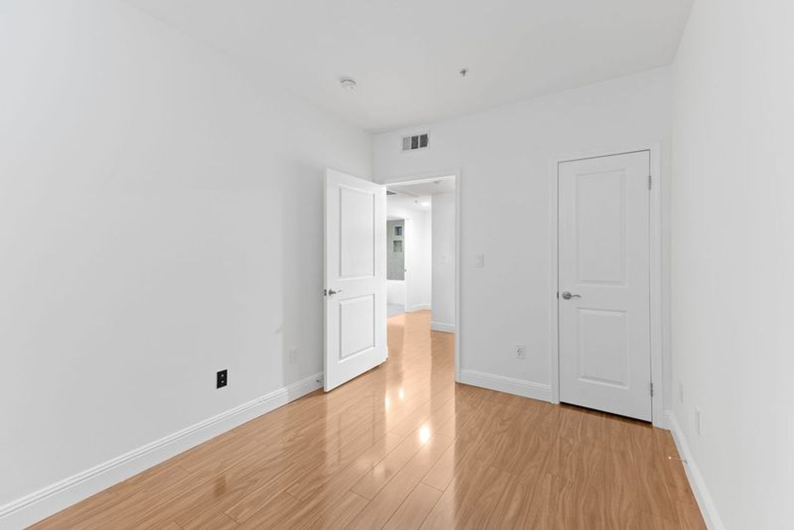 Building Photo - Modern 3 Bed, 2 Bath Condo for Lease – 1,320 Sq Ft – Prime Sherman Oaks Location