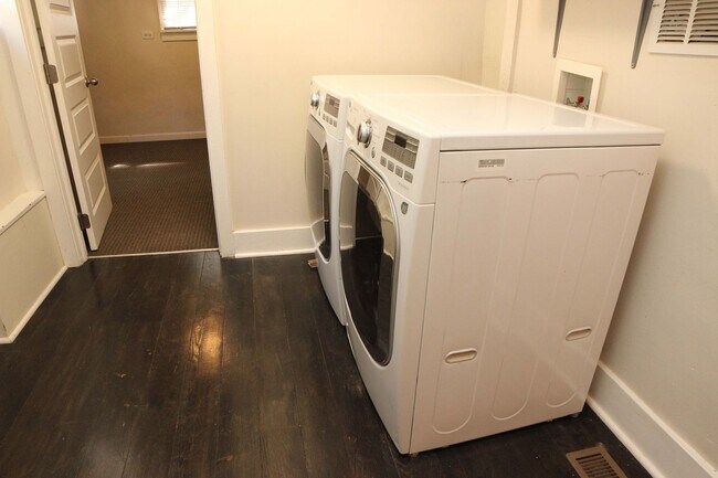 Building Photo - 318-320 W Myrtle