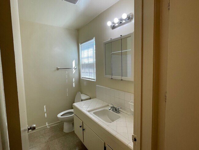 Building Photo - 1302 E Kingsley Ave