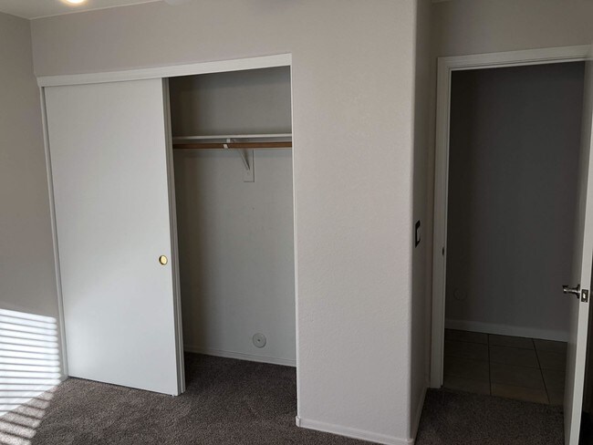 Building Photo - 1553 E Oakland St