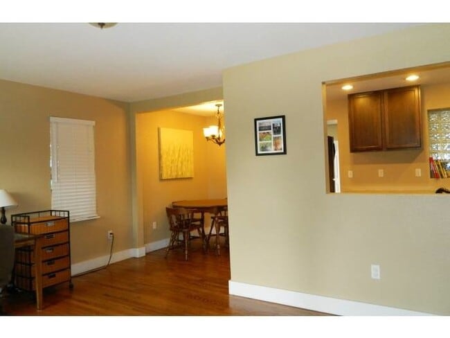 Building Photo - 3 bed/ 1 Bath in Desirable Park Hill Neighborhood