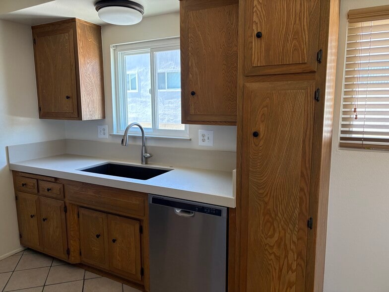 Kitchen Sink - 1239 Amethyst St