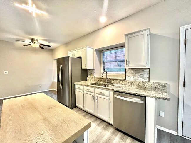 Building Photo - 10470 Meadow Run Trce