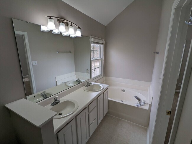 Building Photo - Room in House on College Ave