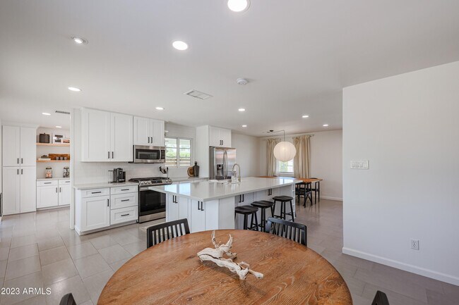 Building Photo - 901 W Berridge Ln