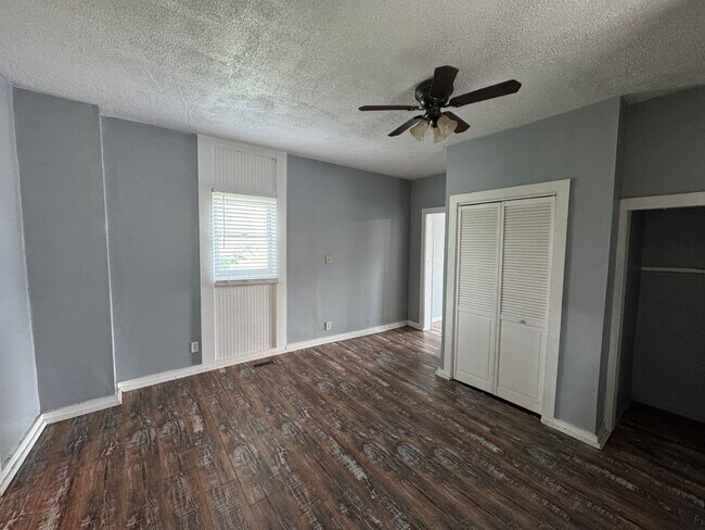 Building Photo - Fountain Square 2 Bed 1 Bath with large backyard.