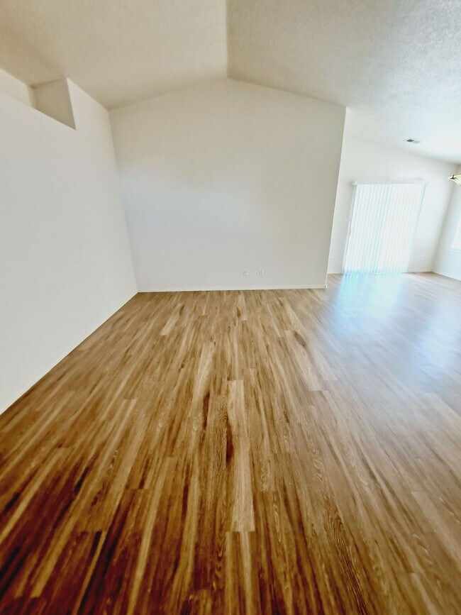 Building Photo - 3 bed 2 bath home in Huning Ranch