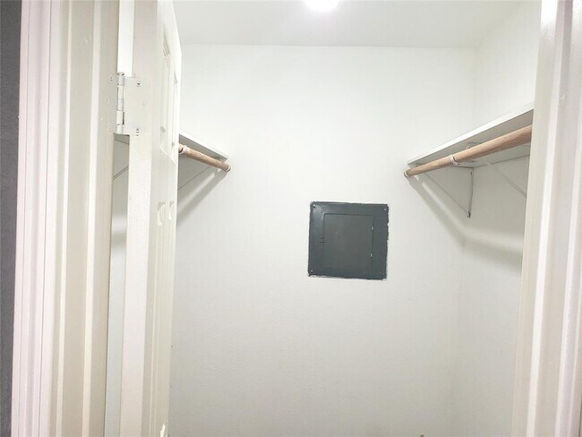 Building Photo - 16111 Aspenglen Dr