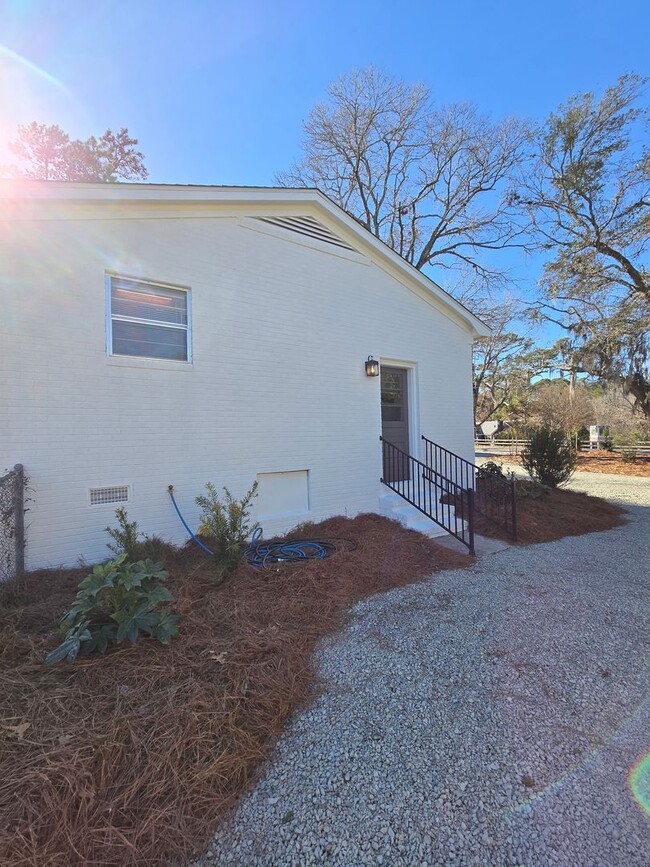 Building Photo - MYRTLE GROVE ROAD - Private Boat Ramp in n...