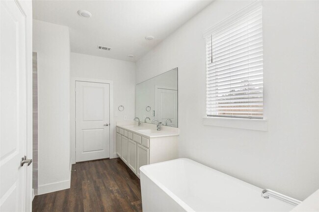 Building Photo - Very functional floor plan, has game room/...