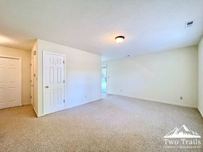 Building Photo - 707 Farmington Cir