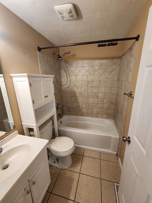 Building Photo - Clean, 3 Bedroom Home Available Today!