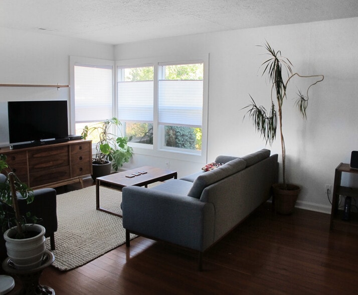 Living Room - 5711 SE 67th Ave
