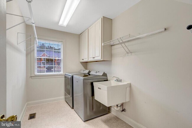 Building Photo - 15053 Doral Pl