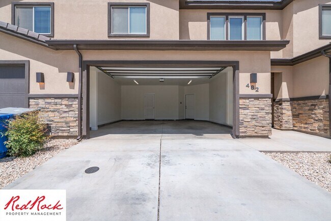 Building Photo - Modern Townhome in Desirable Hurricane Hei...