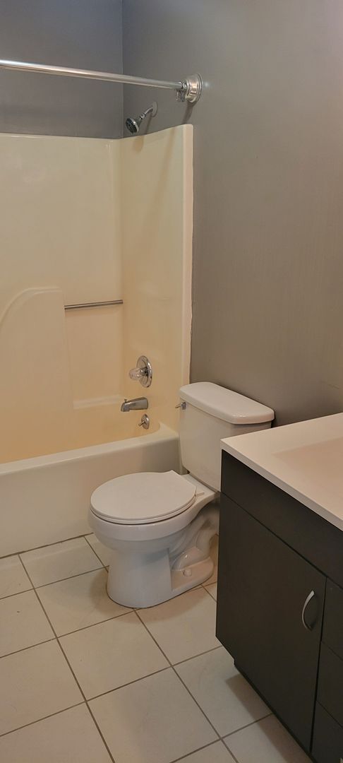 Building Photo - Knoxville 37923 - 2 bed 2.5 bath condo - c...