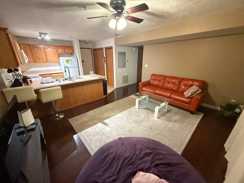 Building Photo - 421 Creekside Dr