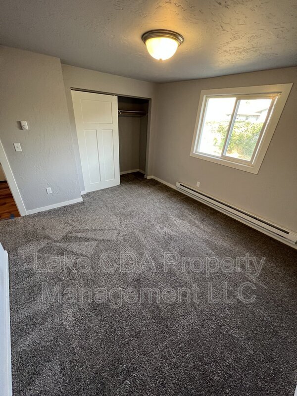 Building Photo - 1419 E Stiner Ave