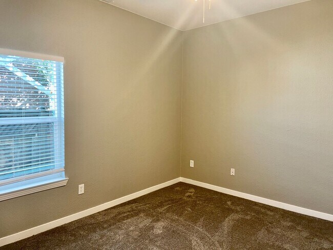 Building Photo - Completely Renovated