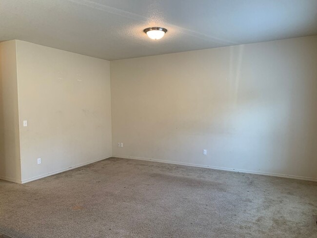 Building Photo - *** FIRST FULL MONTH'S RENT FREE***BEAUTIF...