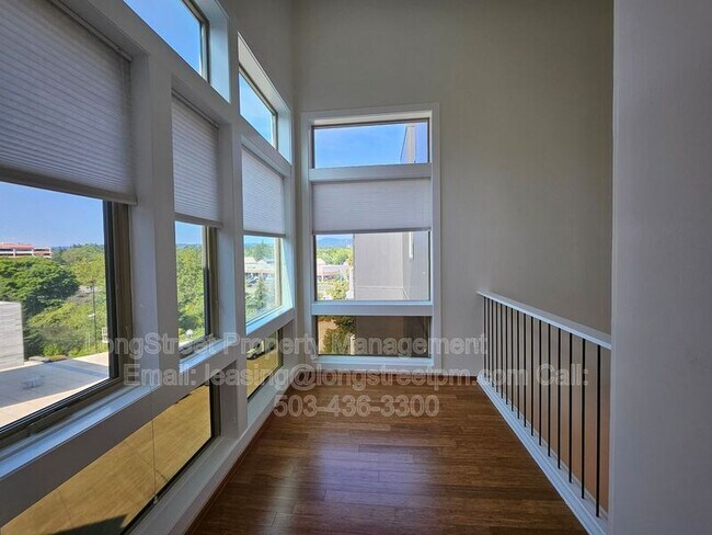 Building Photo - 12600 SW Crescent St