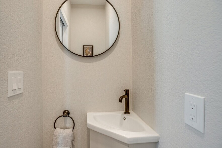 Building Photo - 4100 E Warren Ave