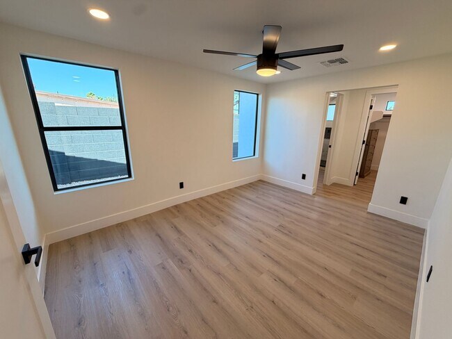 Building Photo - Updated 3 Bed / 2Bath Northeast Phoenix Home Ready for Immediate Move In w/ NO Carpet!
