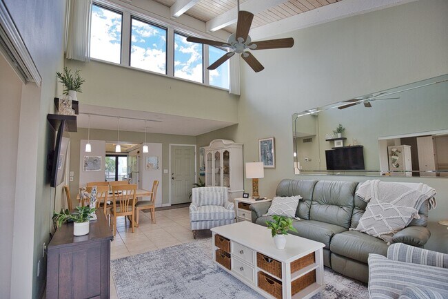 Building Photo - 1555 Tarpon Center Dr