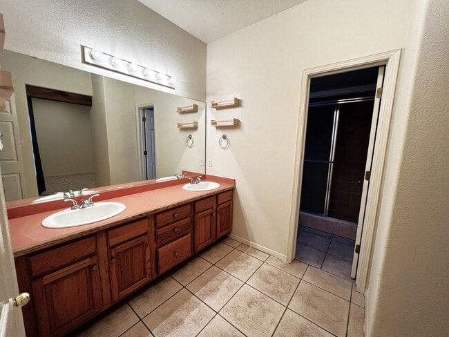 Building Photo - Beautiful 3 Bed 2 Bathroom home with Large Backyard