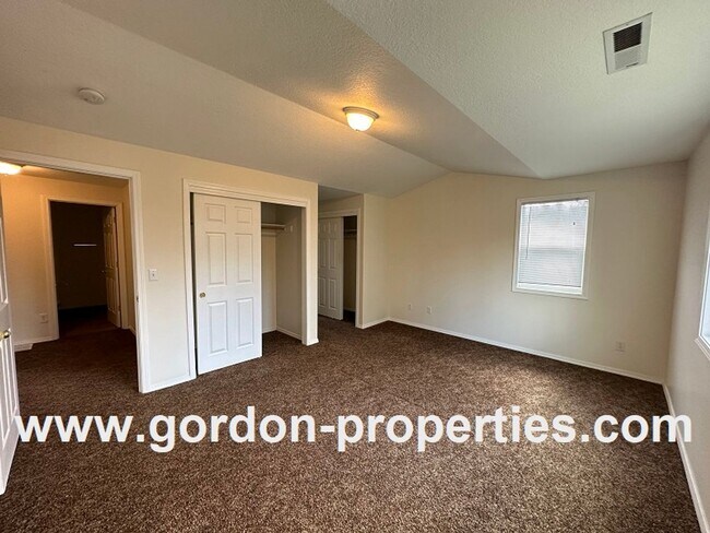 Building Photo - SE 73rd Ave - 3 bedroom townhouse in Mt Sc...