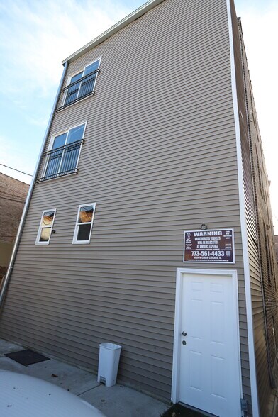 Building Photo - 2320 W Armitage Ave