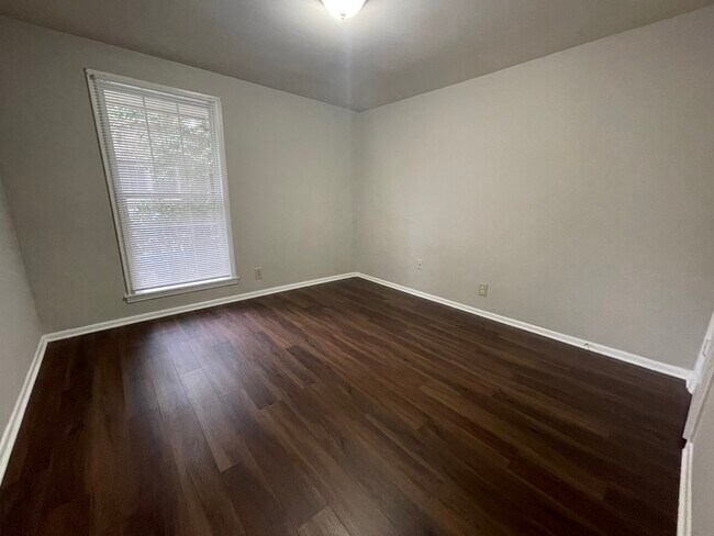 Building Photo - 220 S Laurel Ave