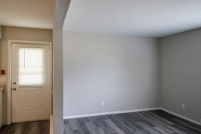 Building Photo - 2103 Green Tree Rd