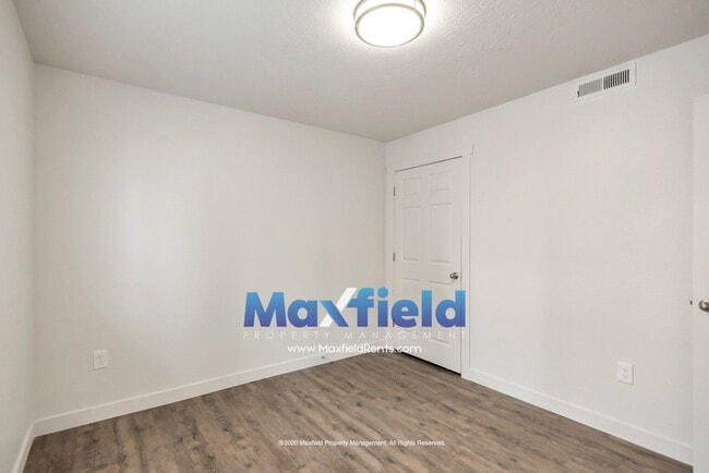 Building Photo - Pet Friendly Main Floor 3BD 2BA 2GA Unit Near Costco and High School