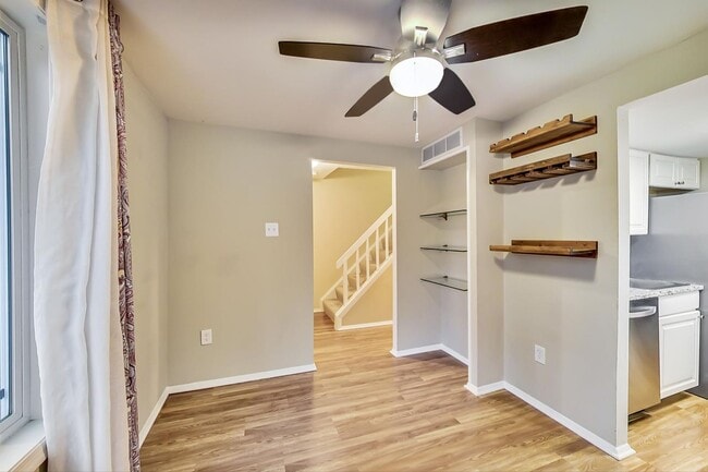 Building Photo - COMING SOON - Updated 3+2.5 End Unit w/ 2 PARKING SPACES