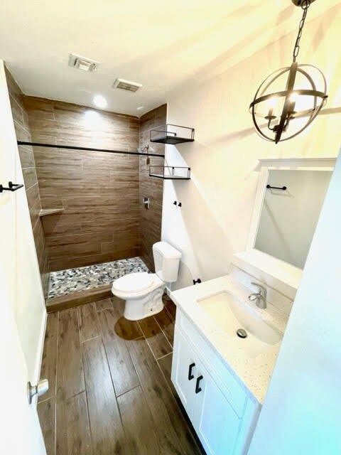 Building Photo - Renovated. with private yard!!!