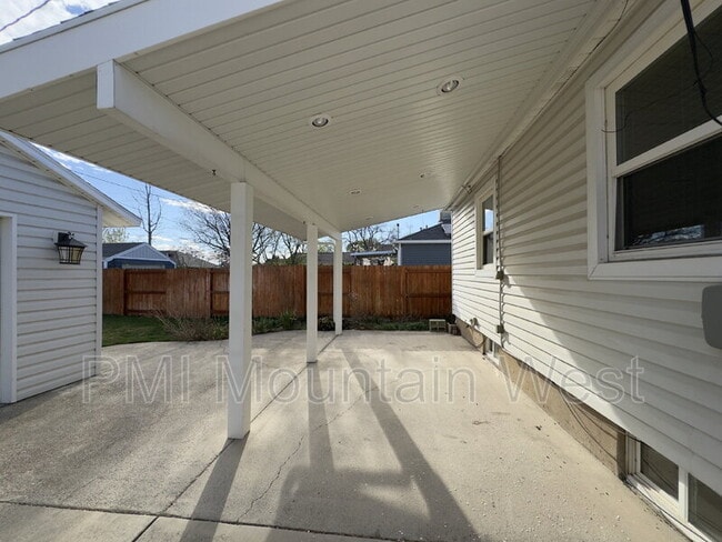 Building Photo - 1878 E Stratford Ave