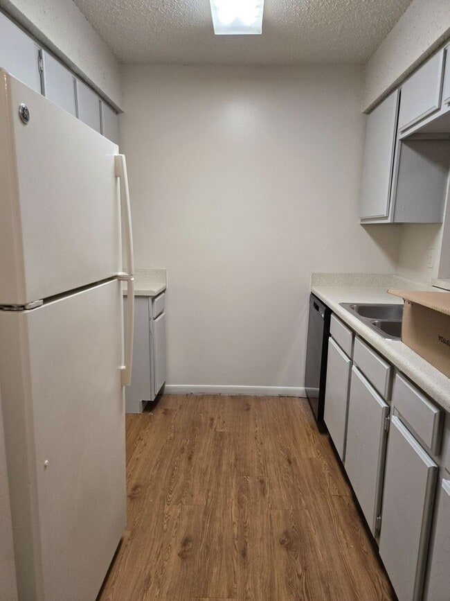 Building Photo - Spacious 1 Bedroom, 1.5 Bath Townhouse – M...